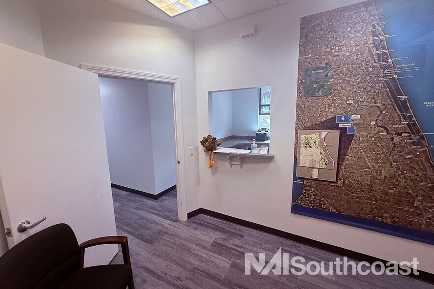 10451 SW Village Center Dr, Port Saint Lucie, FL à louer - Photo de l’immeuble – Image 3 sur 10