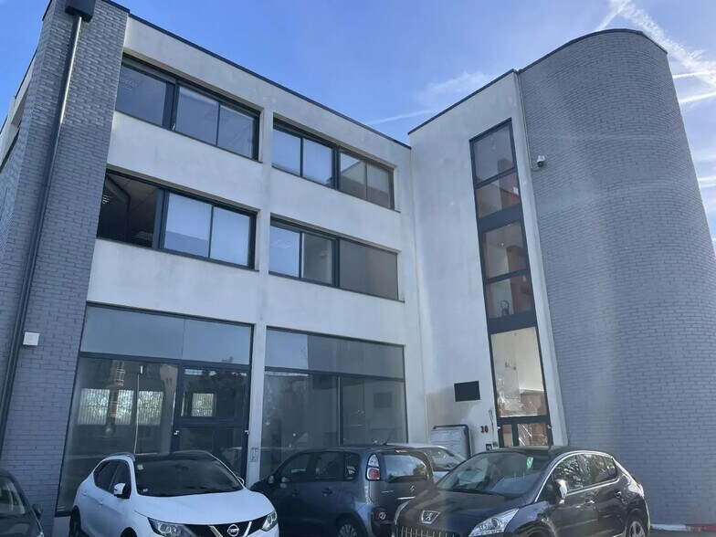 4-42 Rue Paul Claudel, Évry-Courcouronnes à louer - Photo de l’immeuble – Image 2 sur 13