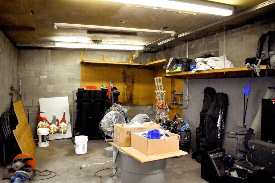 546 E Meadow Ave, East Meadow, NY à vendre - Photo intérieure – Image 3 sur 6