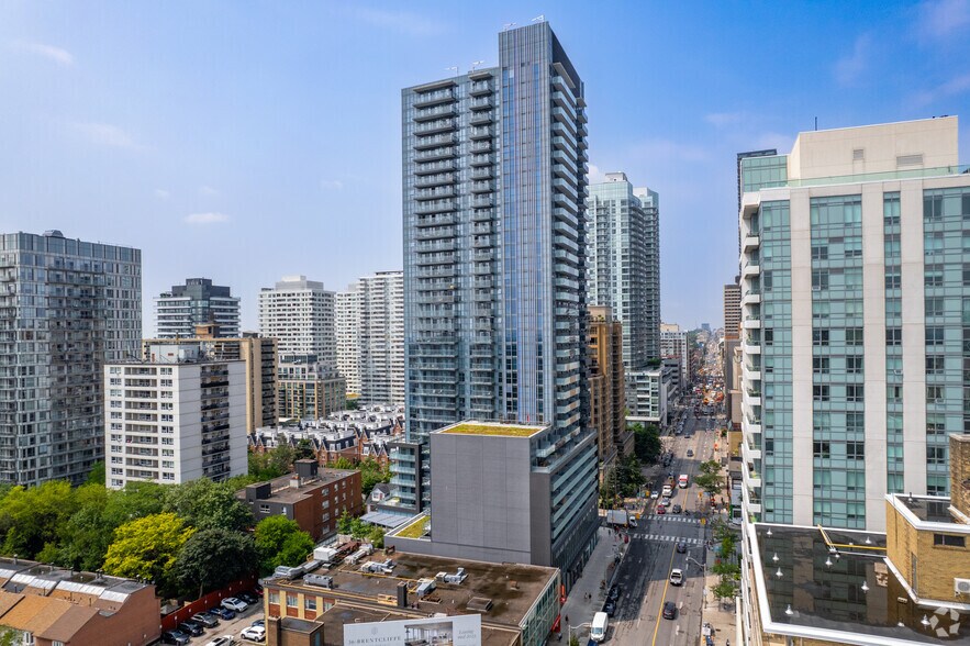 161-163 Eglinton Ave, Toronto, ON à louer - Photo de l’immeuble – Image 2 sur 4