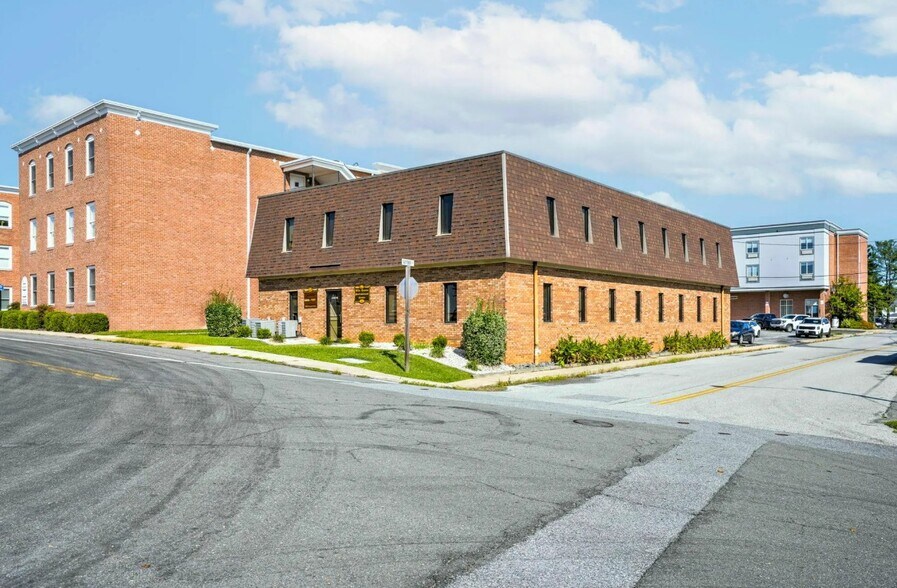 41670 Courthouse Dr, Leonardtown, MD à vendre - Photo de l’immeuble – Image 2 sur 28