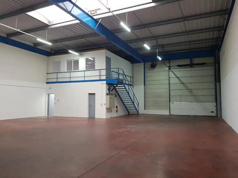 Industriel/Logistique dans Noisiel à louer - Photo de l’immeuble – Image 3 sur 7