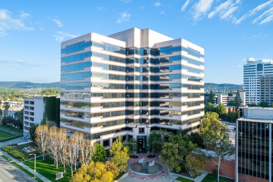 21300 Victory Blvd, Woodland Hills, CA à louer - Photo de l’immeuble – Image 2 sur 11