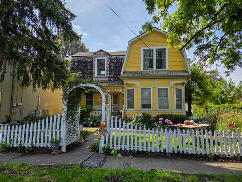 150 W 8th St, Santa Rosa, CA à vendre - Photo de l’immeuble – Image 2 sur 15