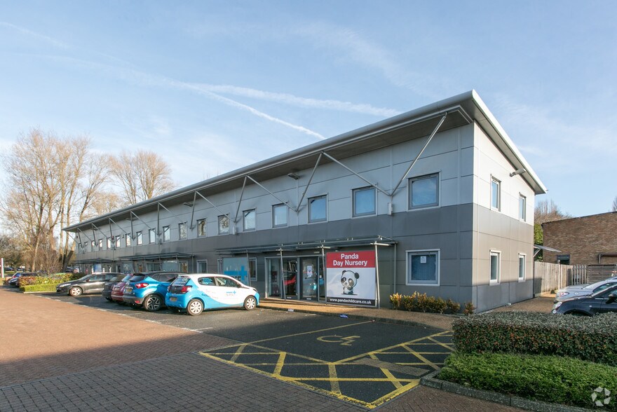 Pine Ct, Swindon à vendre - Photo de l’immeuble – Image 2 sur 6
