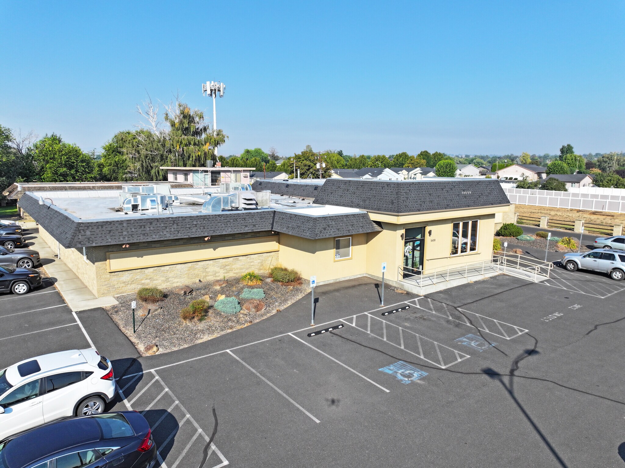 1608 S 24th Ave, Yakima, WA à vendre Photo de l’immeuble– Image 1 sur 26