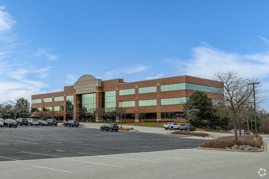 N19W24400 Riverwood Dr, Waukesha, WI à louer - Photo de l’immeuble – Image 3 sur 10