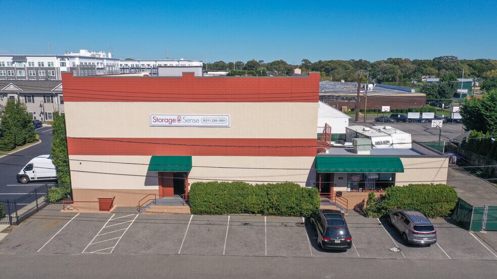 180 S Travis St, Lindenhurst, NY à vendre - Photo de l’immeuble – Image 2 sur 15