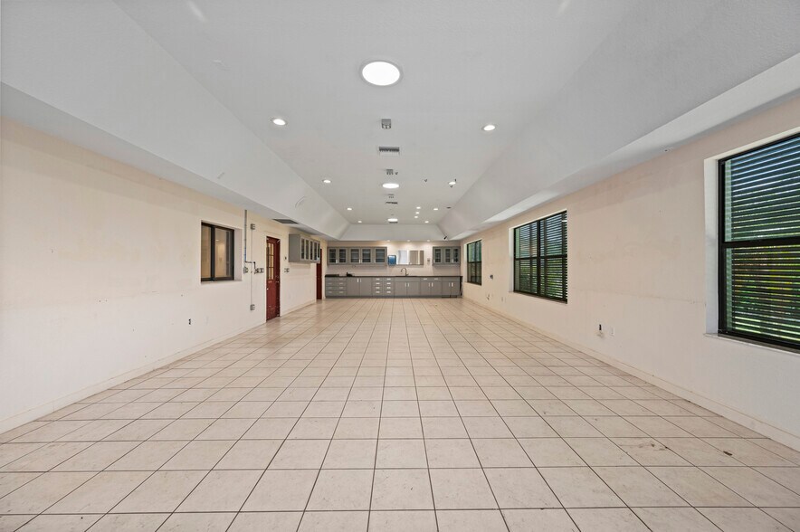 8270 Pascal Dr, Punta Gorda, FL à vendre - Photo de l’immeuble – Image 2 sur 15