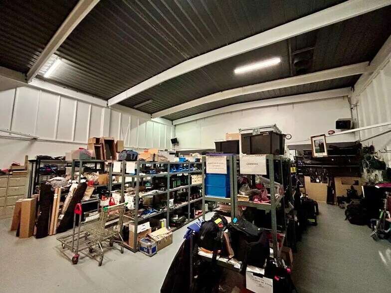 Local d’activités dans LA PLAINE SAINT DENIS à louer - Photo de l’immeuble – Image 3 sur 7