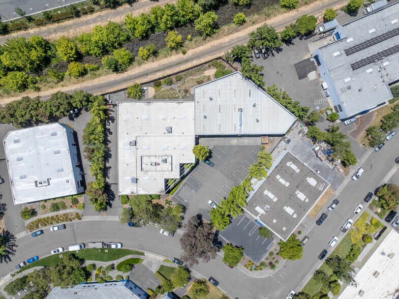 481 Aaron St, Cotati, CA à vendre - Photo de l’immeuble – Image 3 sur 15
