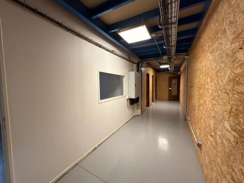 Bureau dans Décines-Charpieu à louer - Photo de l’immeuble – Image 2 sur 14