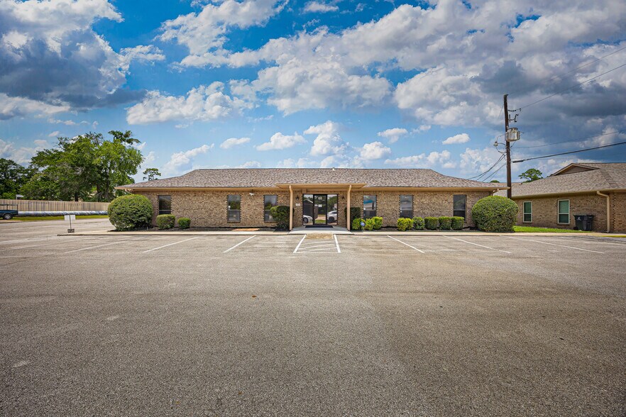 105 Commercial Cir, Conroe, TX à vendre - Photo de l’immeuble – Image 1 sur 28
