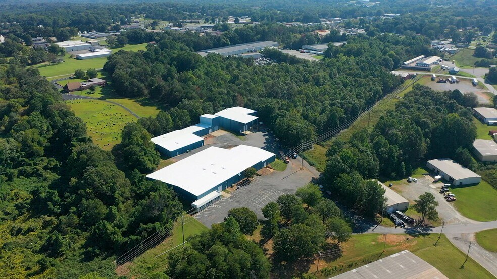 144 Industrial Dr, Forest City, NC à vendre - Vidéo sur l’annonce professionnelle – Image 2 sur 43