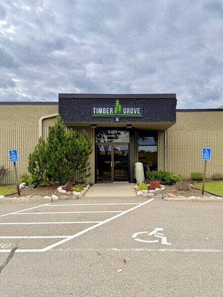 7308 Aspen Ln N, Brooklyn Park, MN à louer - Photo de l’immeuble – Image 2 sur 20