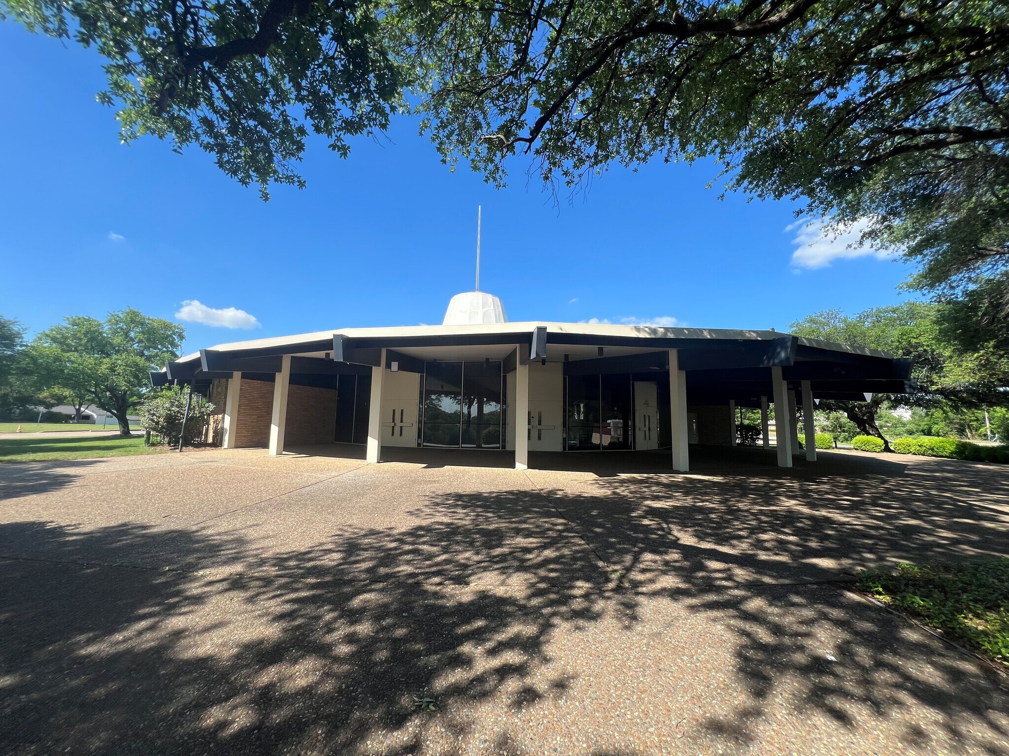 9121 Ferguson Rd, Dallas, TX à vendre Photo de l’immeuble– Image 1 sur 12