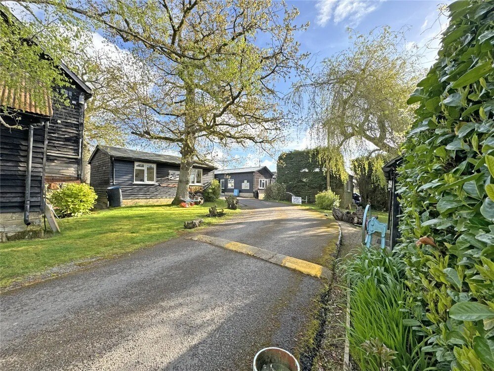 Coombe Hill Rd, East Grinstead à louer Photo de l’immeuble– Image 1 sur 2
