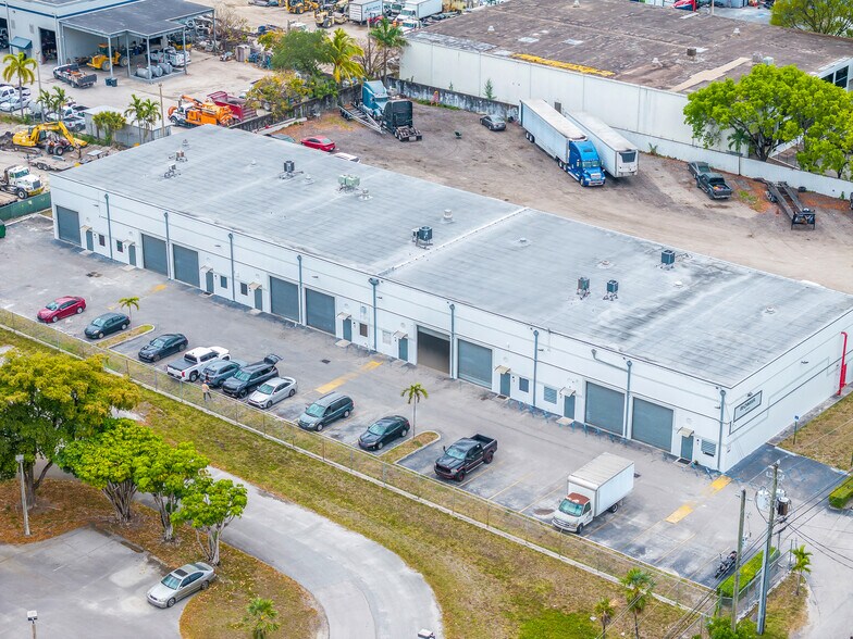 12101 NW 98th Ave, Hialeah, FL à vendre - Photo de l’immeuble – Image 2 sur 30