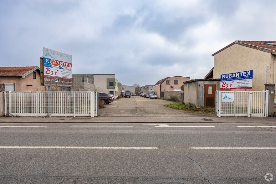 Local d’activités dans Décines-Charpieu à louer - Photo de l’immeuble – Image 2 sur 2