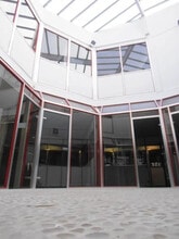 Local d’activités dans Voisins-le-Bretonneux à louer Photo intérieure– Image 1 sur 4