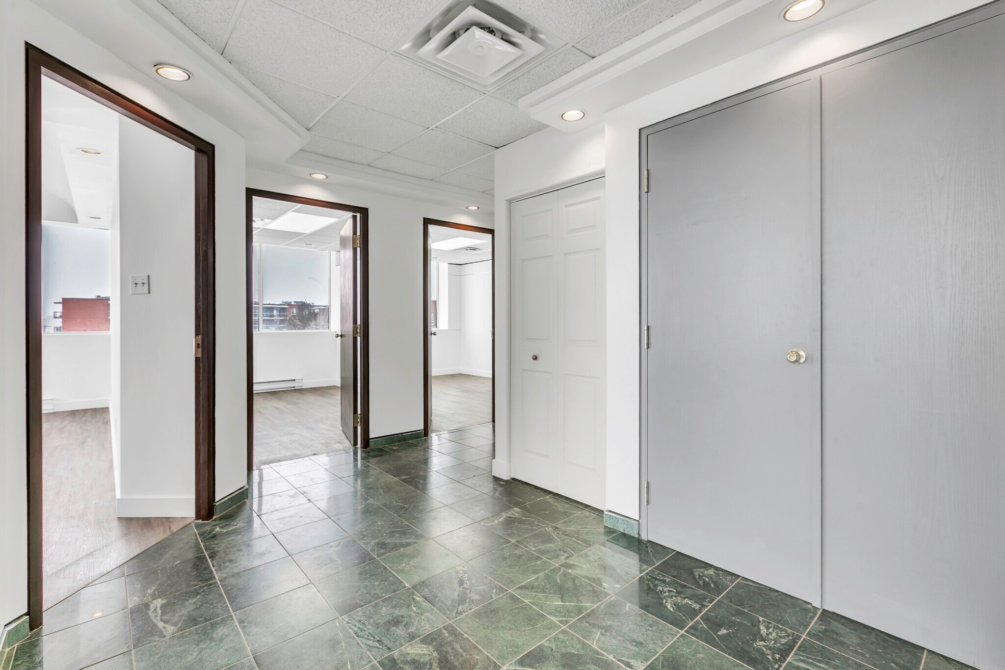 3860 Boul Notre-Dame, Laval, QC à louer Photo principale– Image 1 sur 2