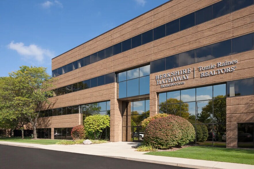 1400 Abbot Rd, East Lansing, MI à louer - Photo de l’immeuble – Image 1 sur 3