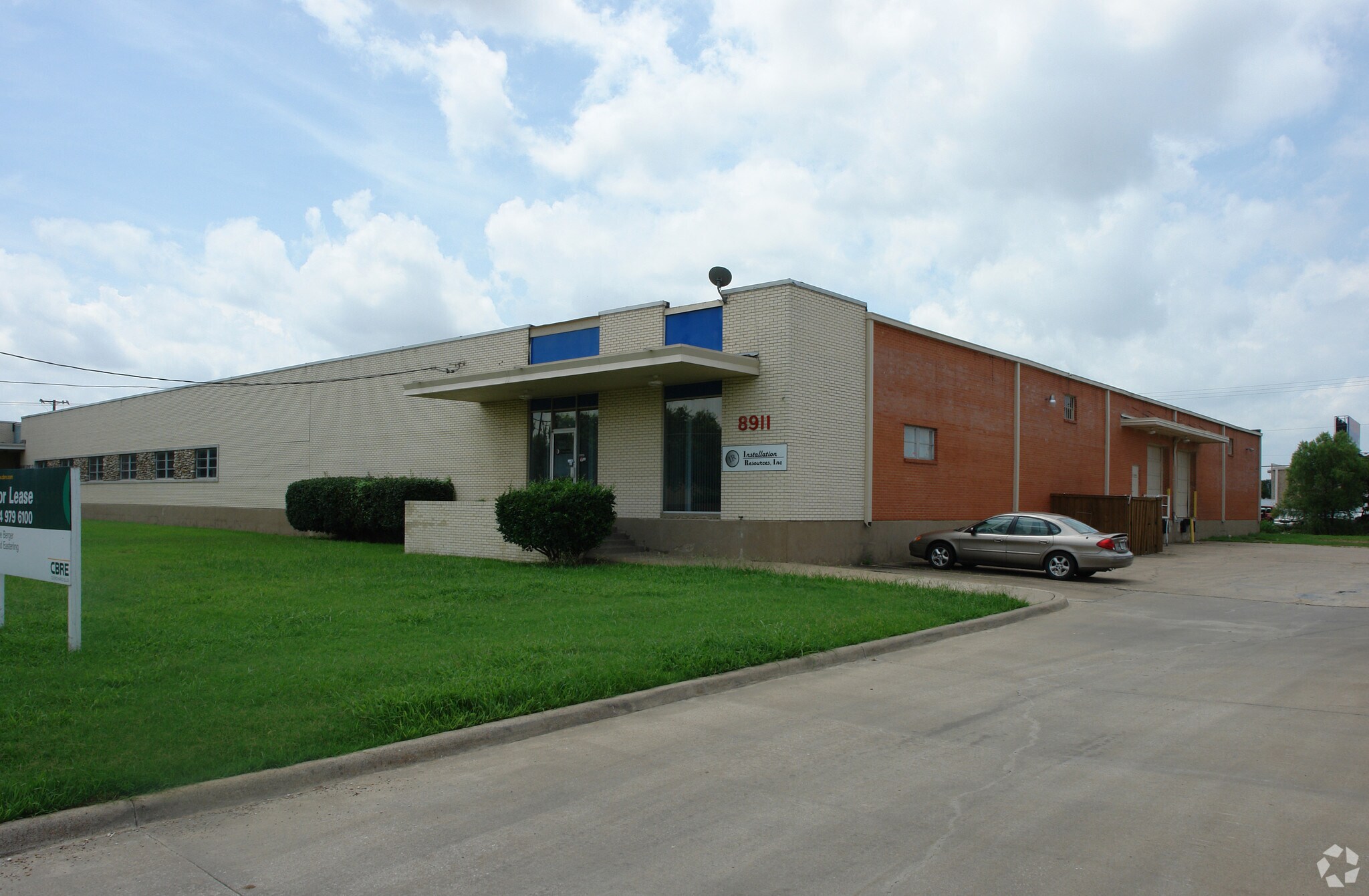 8911 Governors Row, Dallas, TX à vendre Photo de l’immeuble– Image 1 sur 5
