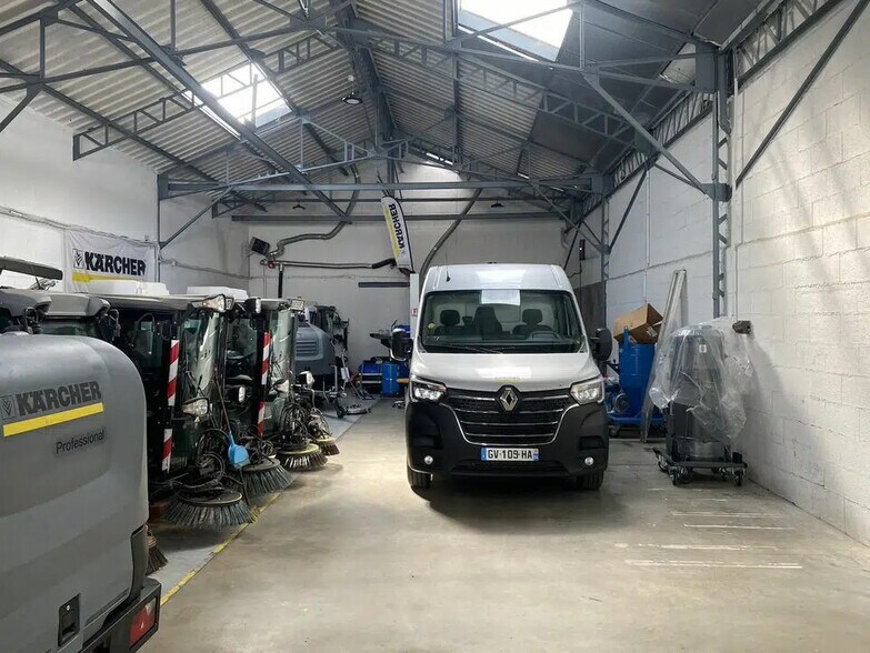 Local d’activités dans Vénissieux à louer - Photo de l’immeuble – Image 1 sur 3