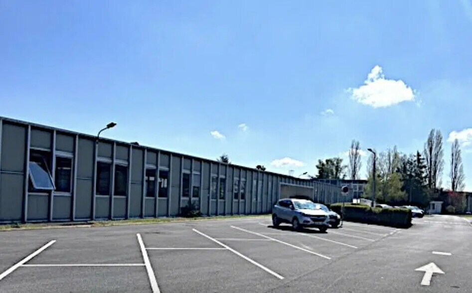Local d'activités dans Saint-Martin-sur-le-Pré à vendre - Photo de l’immeuble – Image 2 sur 4