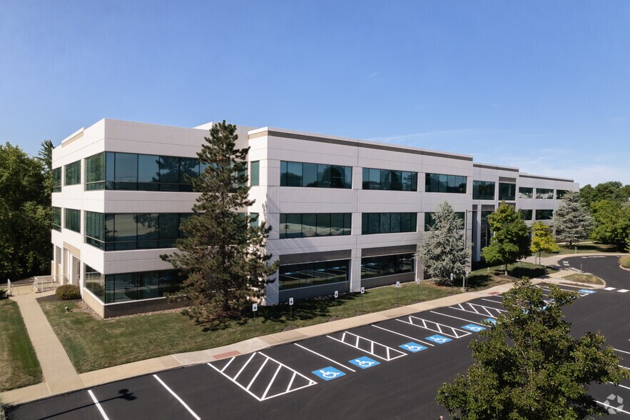 5 Walnut Grove Dr, Horsham Township, PA à louer - Photo de l’immeuble – Image 2 sur 9
