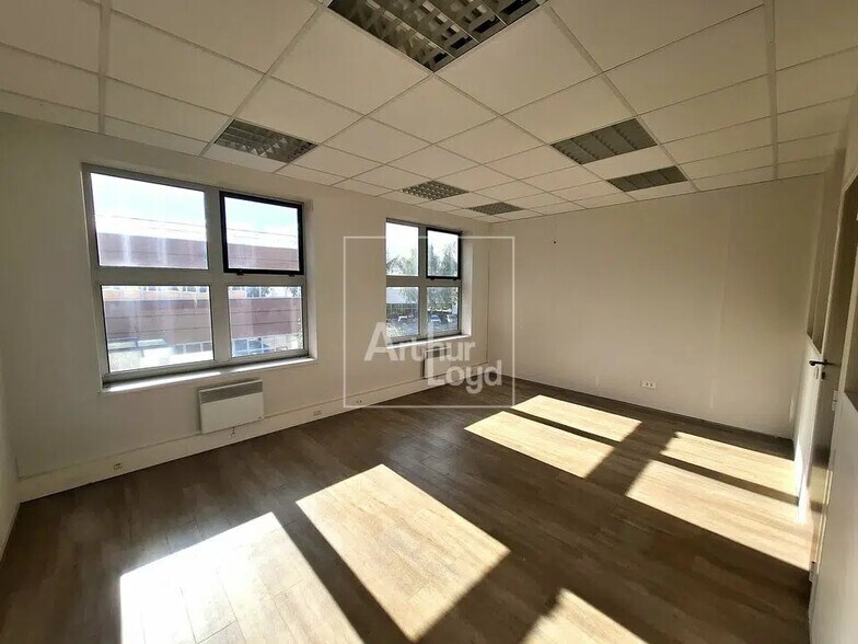 Bureau dans Saint-Thibault-des-Vignes à louer - Photo de l’immeuble – Image 3 sur 11
