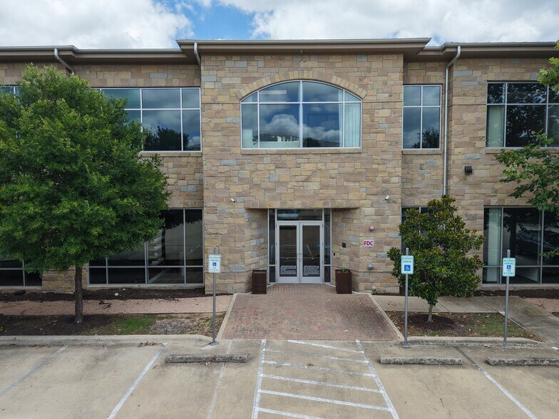 5920 William Cannon Dr, Austin, TX à louer - Photo de l’immeuble – Image 2 sur 16