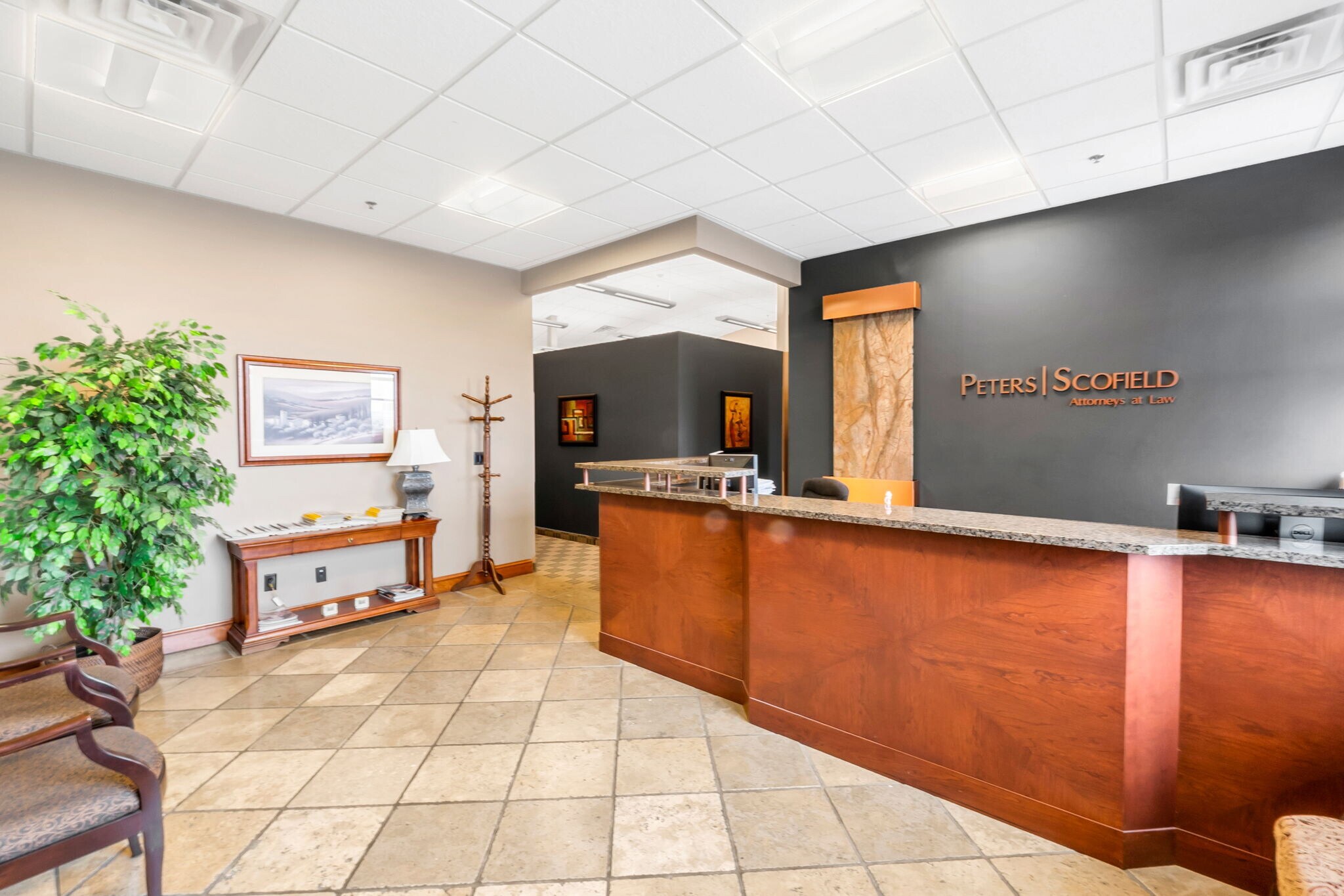 7430 S Creek Rd, Sandy, UT à louer Hall d’entrée– Image 1 sur 20