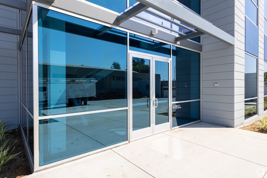 1630 E Holt Blvd, Ontario, CA à louer - Photo de l’immeuble – Image 2 sur 10