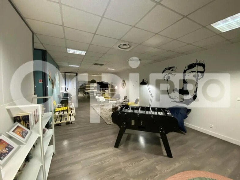 Local d'activités dans Vaulx-en-Velin à vendre - Photo de l’immeuble – Image 3 sur 12