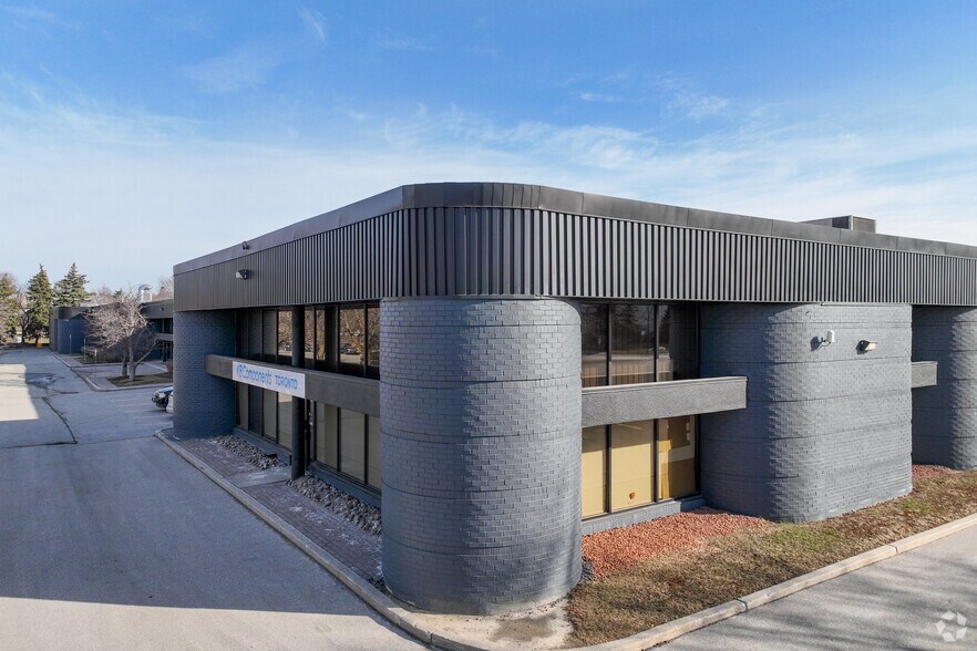 50-70 Novopharm Ct, Toronto, ON à vendre - Photo de l’immeuble – Image 1 sur 3