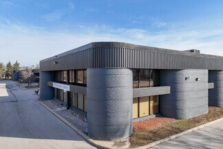 Plus de détails pour 50-70 Novopharm Ct, Toronto, ON - Industriel/Logistique à vendre