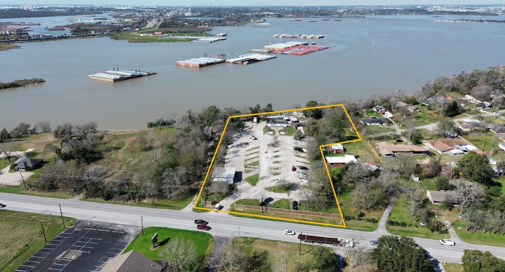 1204 S Main St, Highlands, TX à louer - Photo de l’immeuble – Image 1 sur 6