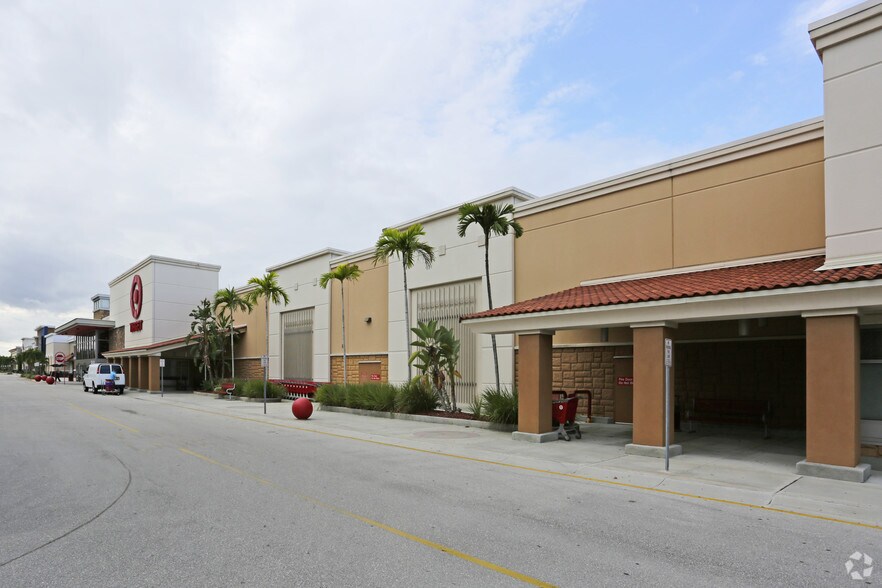 9350-9400 Dynasty Dr, Fort Myers, FL à louer - Photo de l’immeuble – Image 3 sur 8