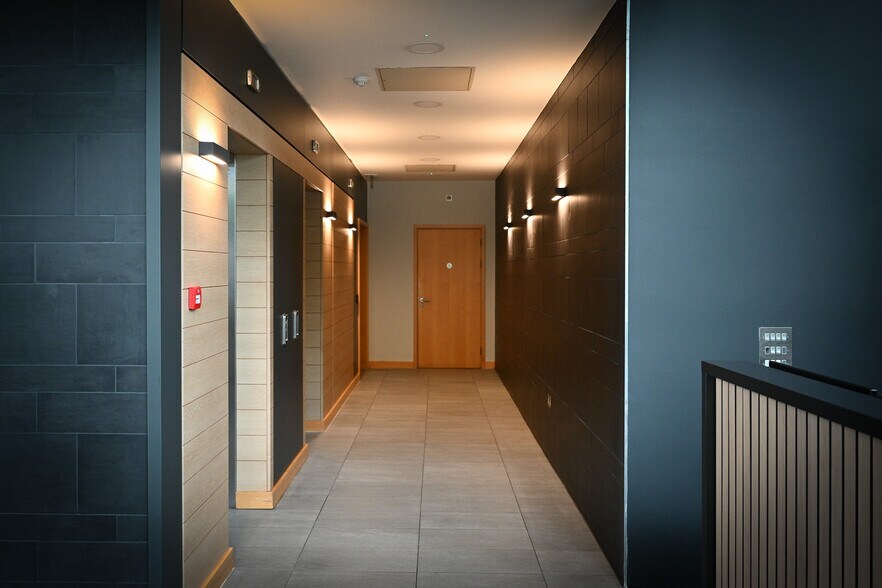 321 Avebury Blvd, Milton Keynes à louer - Photo de l’immeuble – Image 2 sur 8