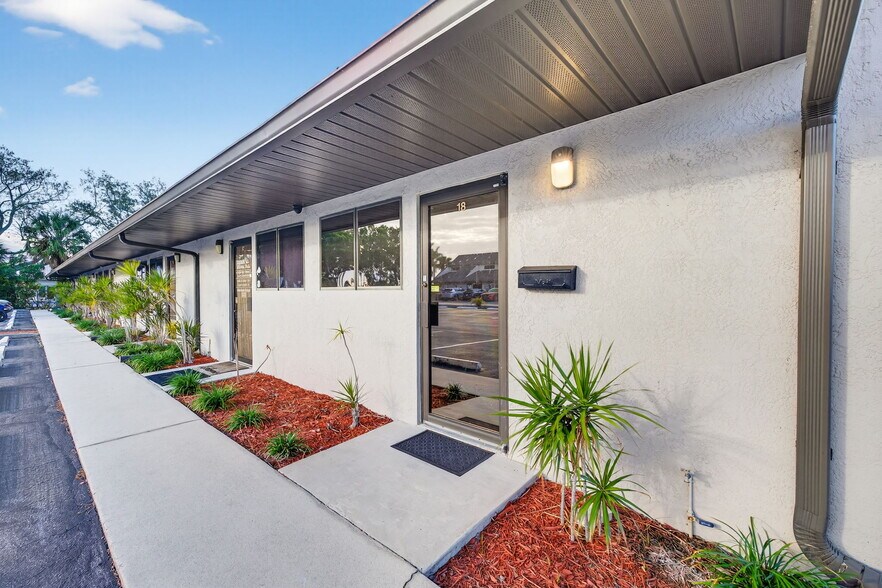 5235 Ramsey Way, Fort Myers, FL à vendre - Photo de l’immeuble – Image 3 sur 68