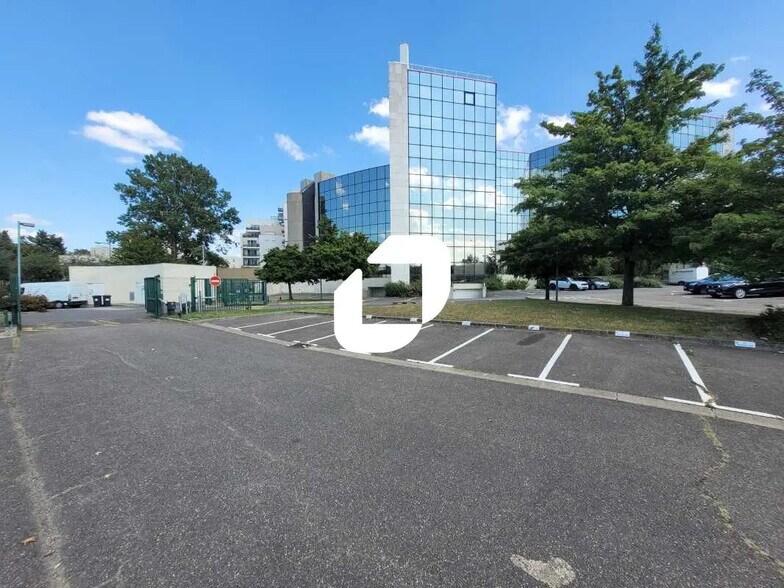 5-7 Place Copernic, Évry-Courcouronnes à louer - Photo de l’immeuble – Image 2 sur 8
