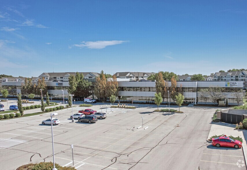 630 W Carmel Dr, Carmel, IN à louer - Photo de l’immeuble – Image 1 sur 33