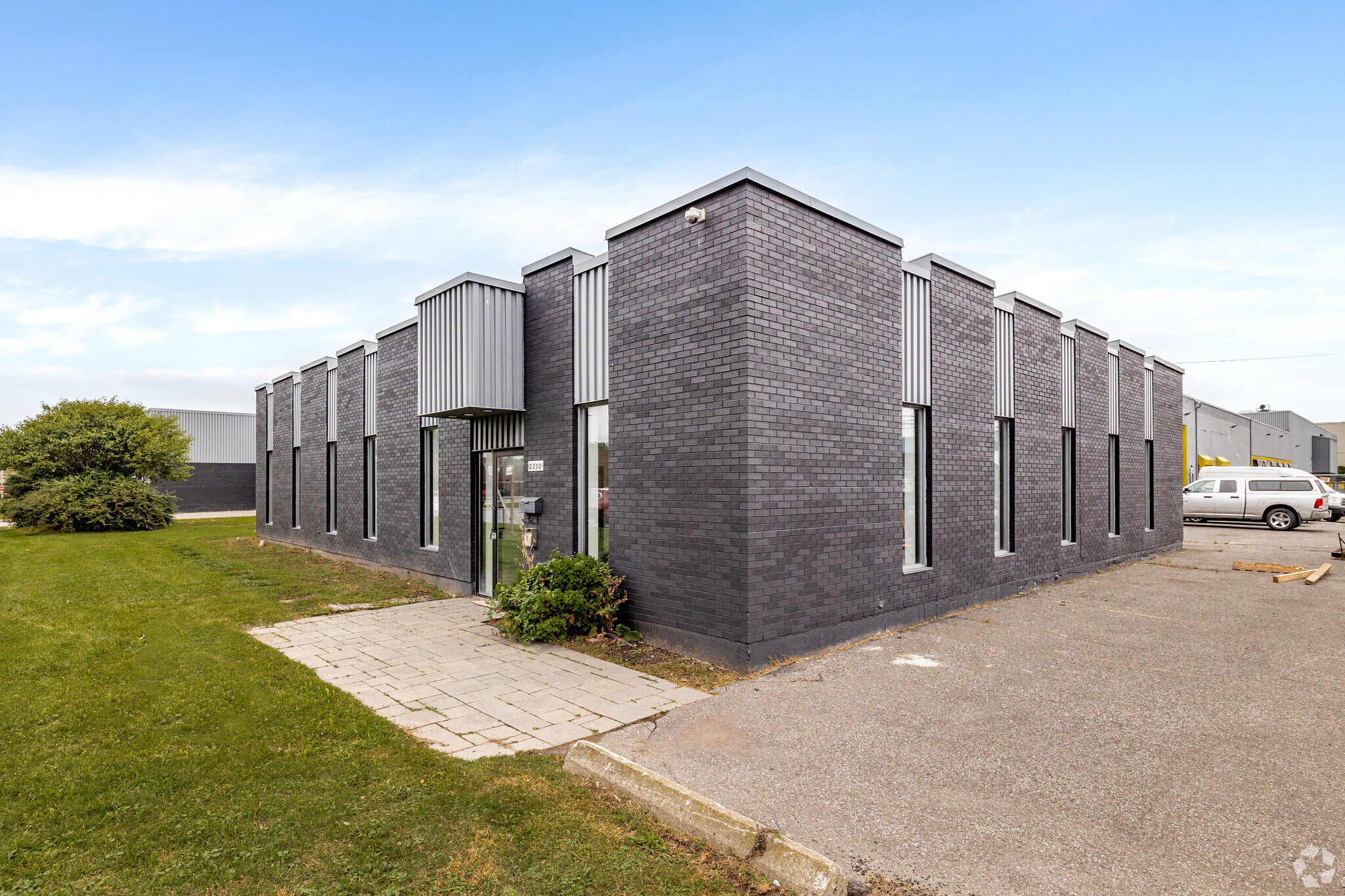 2850 Rue Botham, Saint-Laurent, QC à louer Photo principale– Image 1 sur 5