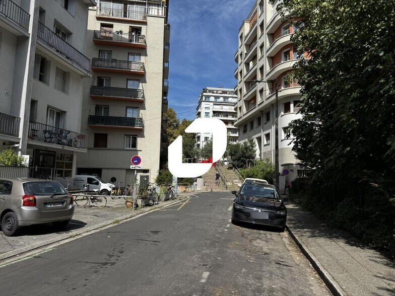 Local d’activités dans Grenoble à louer - Photo de l’immeuble – Image 1 sur 10