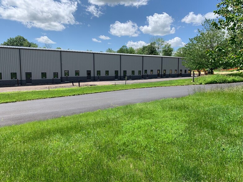 44 Industrial Drive, New Britain, PA à louer - Photo de l’immeuble – Image 3 sur 11