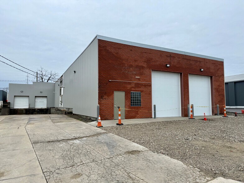 20801 Salisbury Rd, Cleveland, OH à louer - Photo de l’immeuble – Image 1 sur 1