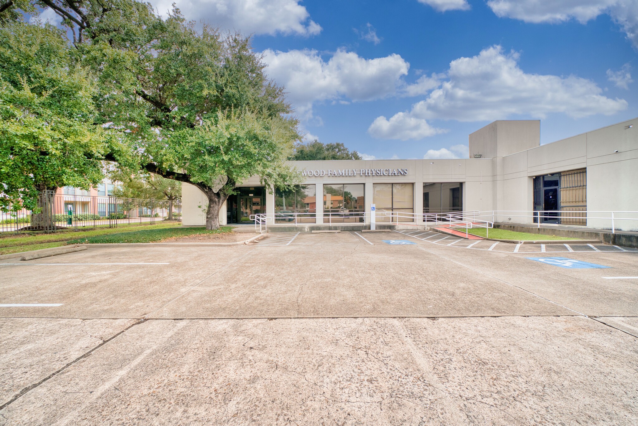 2405 S Gessner Rd, Houston, TX à vendre Photo de l’immeuble– Image 1 sur 3