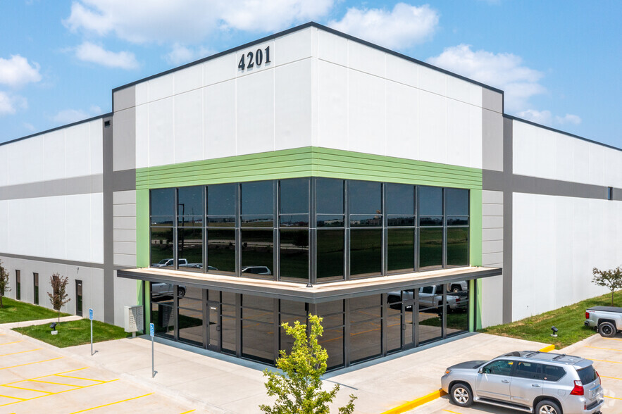 4201 S James St, Grimes, IA à louer - Photo de l’immeuble – Image 2 sur 8