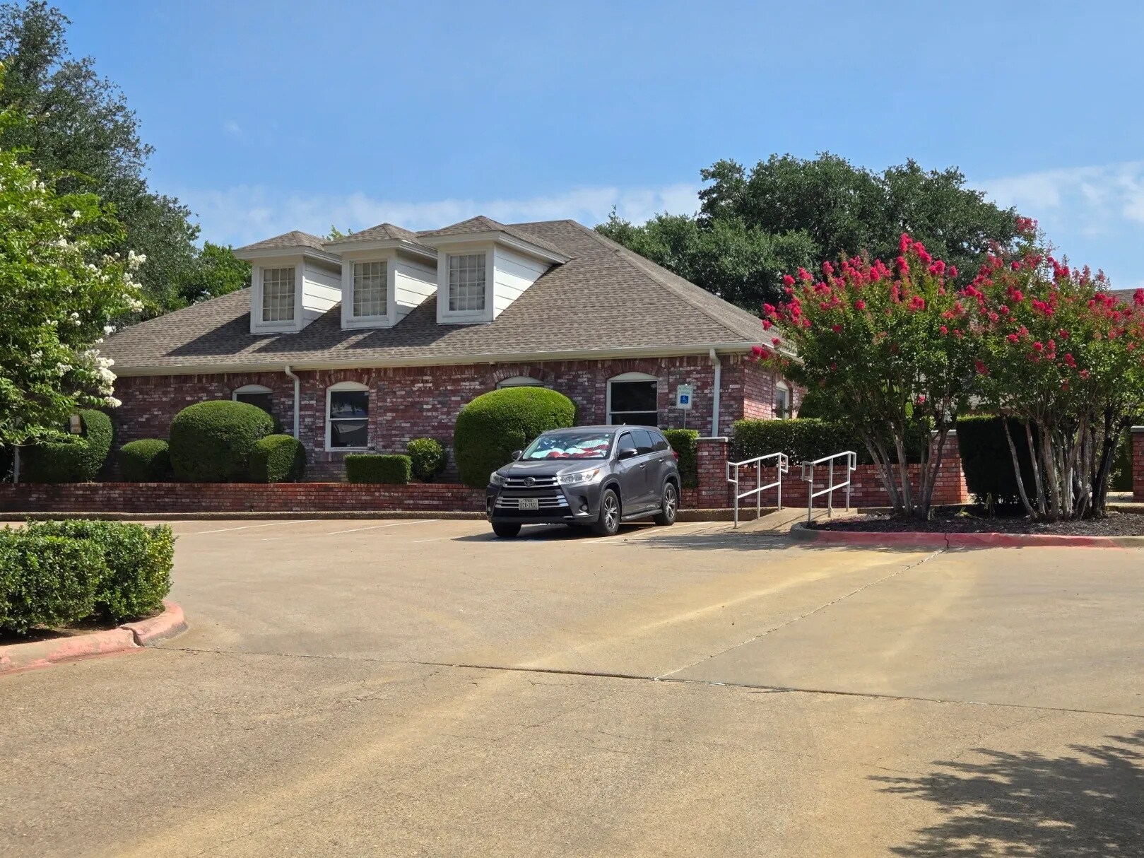 431 Omega Dr, Arlington, TX à louer Photo de l’immeuble– Image 1 sur 8